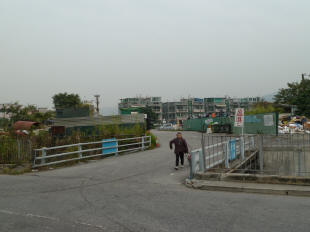 This is a picture showing the lack of pedestrian crossing facilities along Kung Um Road